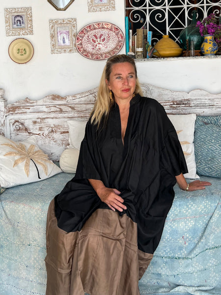 SILK KAFTAN IN BLACK AND BEIGE medium Lenght