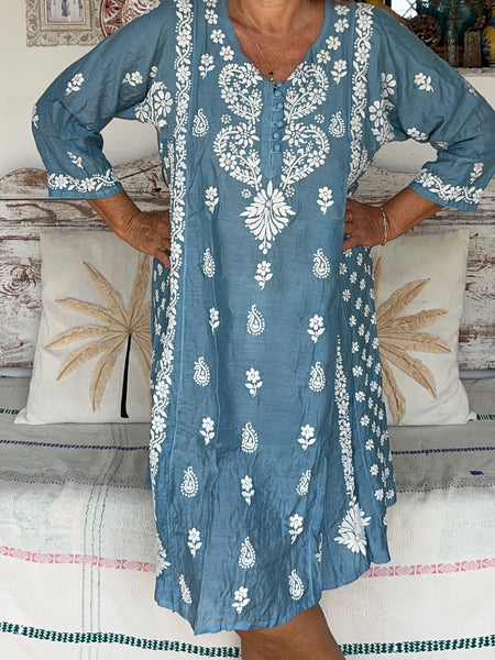 Button dress dress with hand embroidery