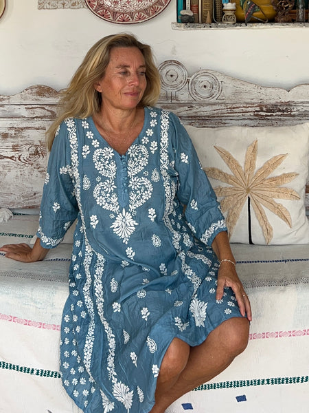 Button dress dress with hand embroidery
