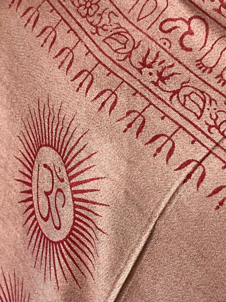 Sarong om beautiful Brown