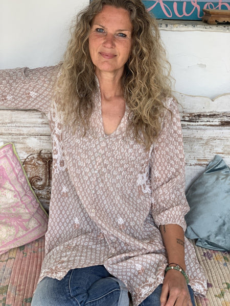 Brazilian  túnica made in blockprint in beige and white -  AUROBELLE  IBIZA