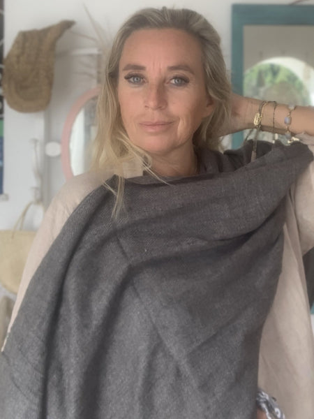 Cosy cashmere wool shawl in grey - AUROBELLE IBIZA